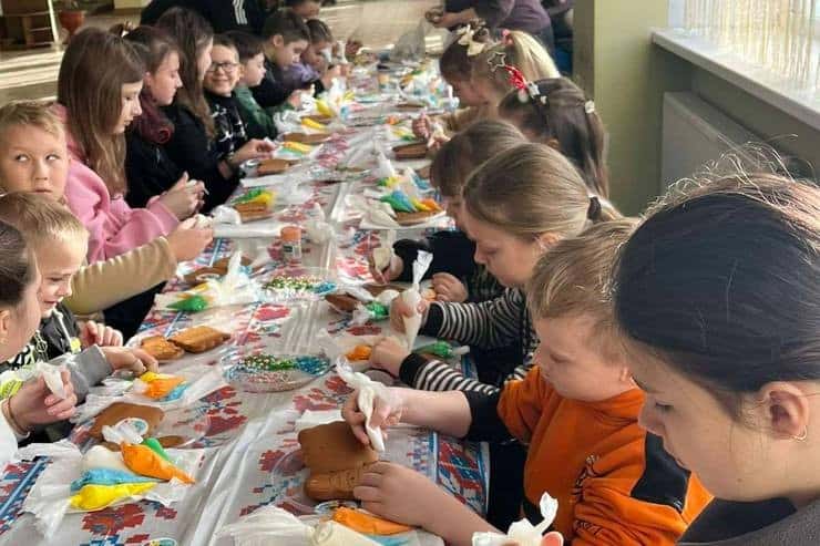 В Гадячі діти військовослужбовців розписували пряники на майстер-класі