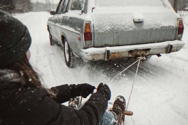 В Миргородском районе 15-летняя девушка получила серьезные травмы в результате катания на санках, прицепленных к автомобилю