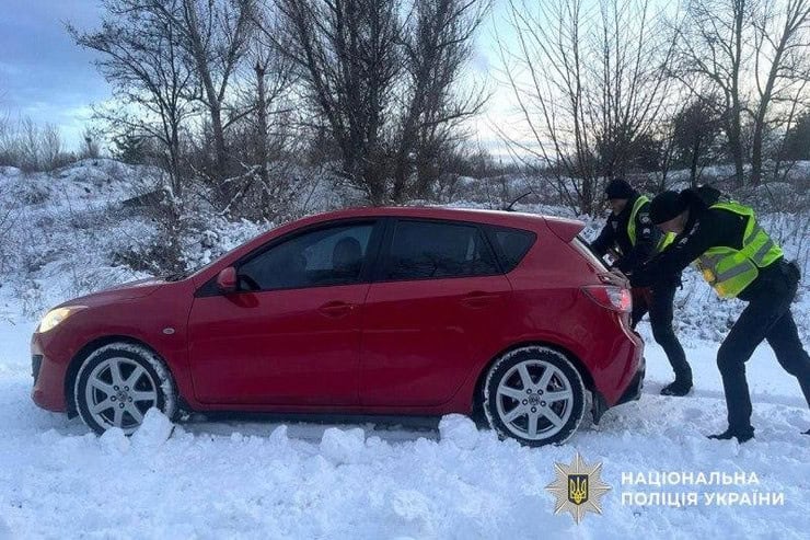В Миргородській громаді поліцейські допомагають водіям автомобілів, які застрягли на дорогах під час зимової негоди